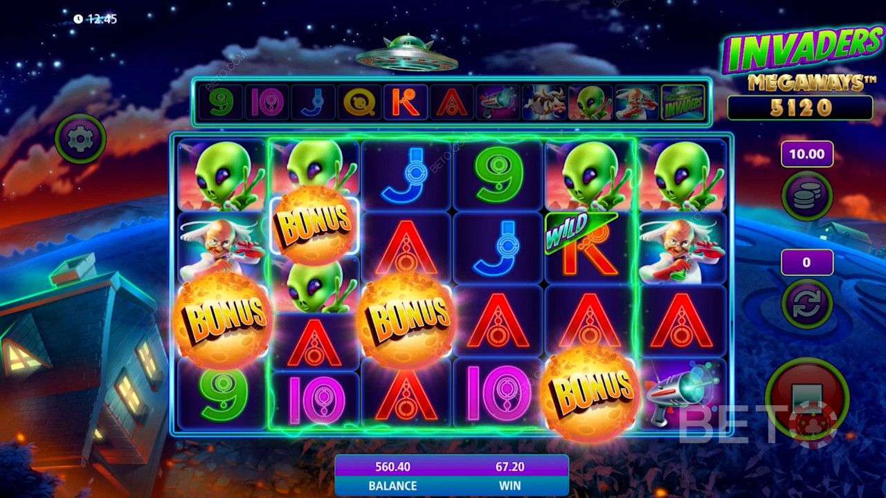 Erreichen Sie 4 oder mehr Bonussymbole, um Freispiele im Invaders Megaways-Spielautomaten auszulösen.
