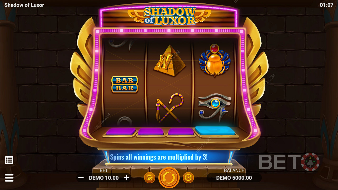 Spielautomat mit drei Walzen und klassischen und thematischen Symbolen in Shadow of Luxor