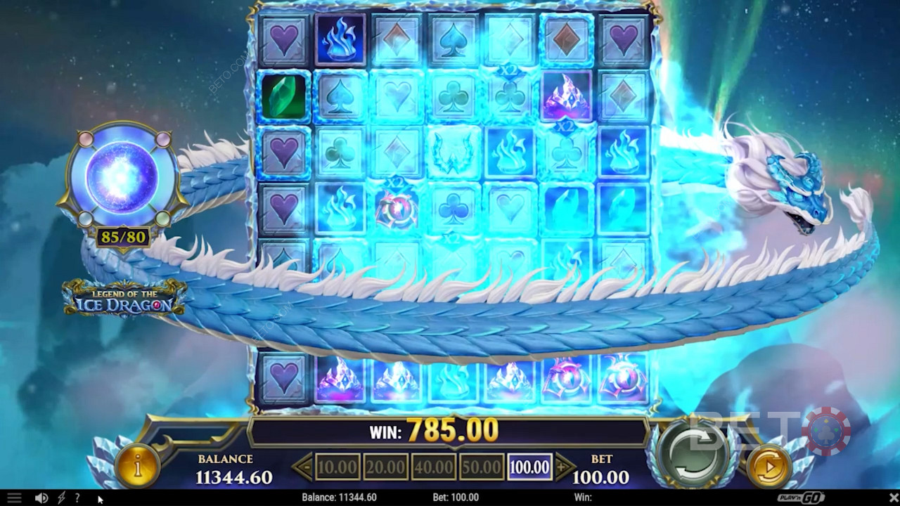 Lösen Sie die Drachenexplosion aus, indem Sie 80 Gewinnsymbole im Slot Legend of the Ice Dragon sammeln.