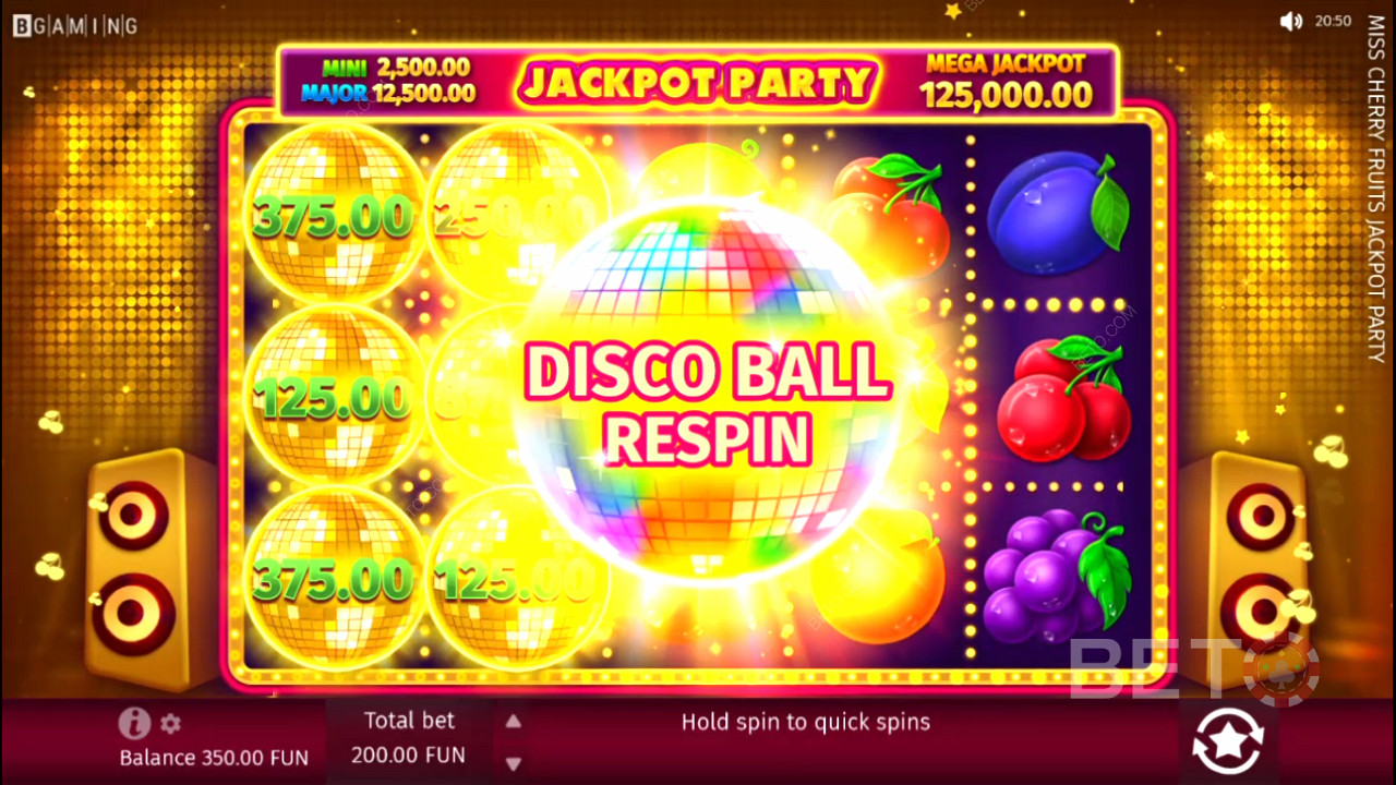 Erziele sechs oder mehr Disco Balls auf den Walzen, um das Disco Ball Respin-Feature freizuschalten.