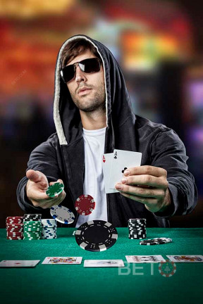 Einarmige Banditen haben sich vom Poker inspirieren lassen.